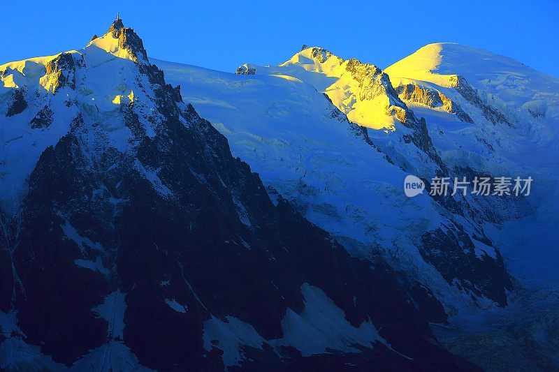 Aiguille Du Midi和Mont Blanc戏剧性的日出